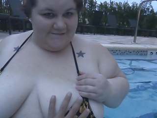 bbw in the pool