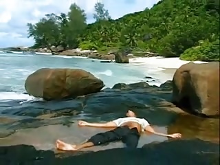Razz- lei lo trova svenuto sulla spiaggia e lo..