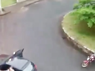 Loira pelada no meio da rua, grita que fumou..