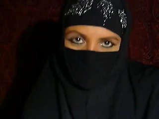 Webcam video shows a masked Arab milf masturbating